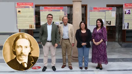 El alcalde en la presentación de la exposición con los responsables de la misma y tras ellos los paneles explicativos.