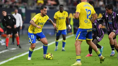 El jugador del Cádiz CF Suso busca un compañero ante el Real Valladolid. Foto: Cádiz CF.