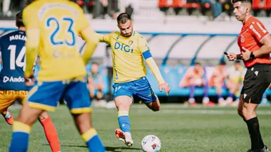 El jugador del Cádiz CF Suso dispara ante el FC Andorra.