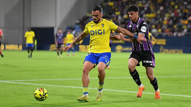 El Cádiz CF sigue atascado ante el gol y cuando marca, se lo quitan