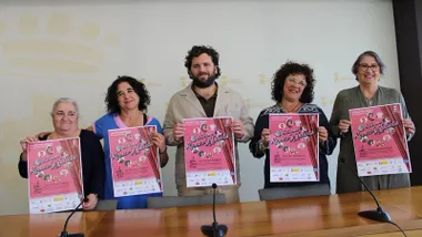 Presentación de los actos para del Día del VIH, los organizadores sostienen en las manos el cartel del mismo.