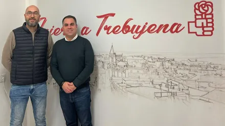 Posan Juan Cornejo y Juan José Tejero delante de un panel del PSOE con el fondo dibujado de Trebujena.