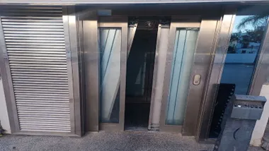 Estado del ascensor tras ser vandalizado en Chiclana.