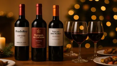 Botellas de vino con sus copas.