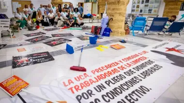 Grupo de representantes de la Confluencia Sindical de la Bahía de Cádiz visitando a las trabajadoras de limpieza encerradas en la Facultad de Filosofía y Letras de la UCA.