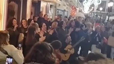 Zambomba o zambombá en la calle Nueva de Cádiz en una Navidad pasada. Foto: Tiktok Cádiz Directo.
