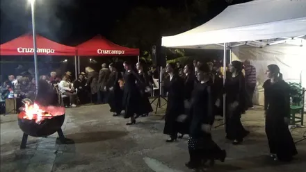 Grupo de chicas bailando en una zambomba de Puerto Real.