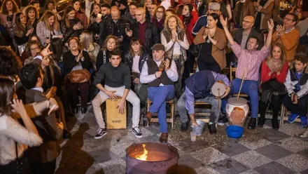 Personas en una zambomba gaditana, se respira fiesta.