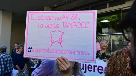 Pancarta en una de las concentraciones para exigir responsabilidades a la Junta por el escándolo de los cribados en el que se lee "El Cáncer no Avisa, la Junta, tampoco"