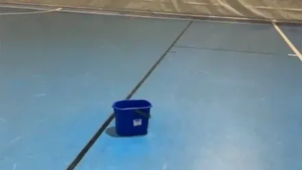 Un cubo recogía anoche el agua que caía de las goteras en el Pabellón Mirandilla. Foto: CD Géminis