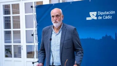 Javier Vidal de chaqueta con fondo azul y letras blancas de Diputación de Cádiz.