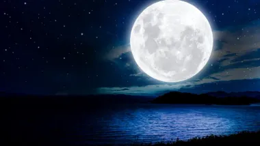 Cómo afecta la Luna llena a tu energía zodiacal (y qué hacer para equilibrarla)