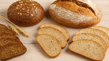 Pan cortado a rebanadas y piezas completas.