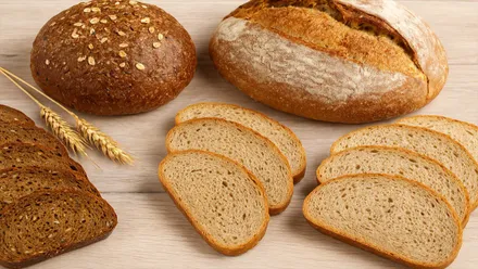 Pan cortado a rebanadas y piezas completas.