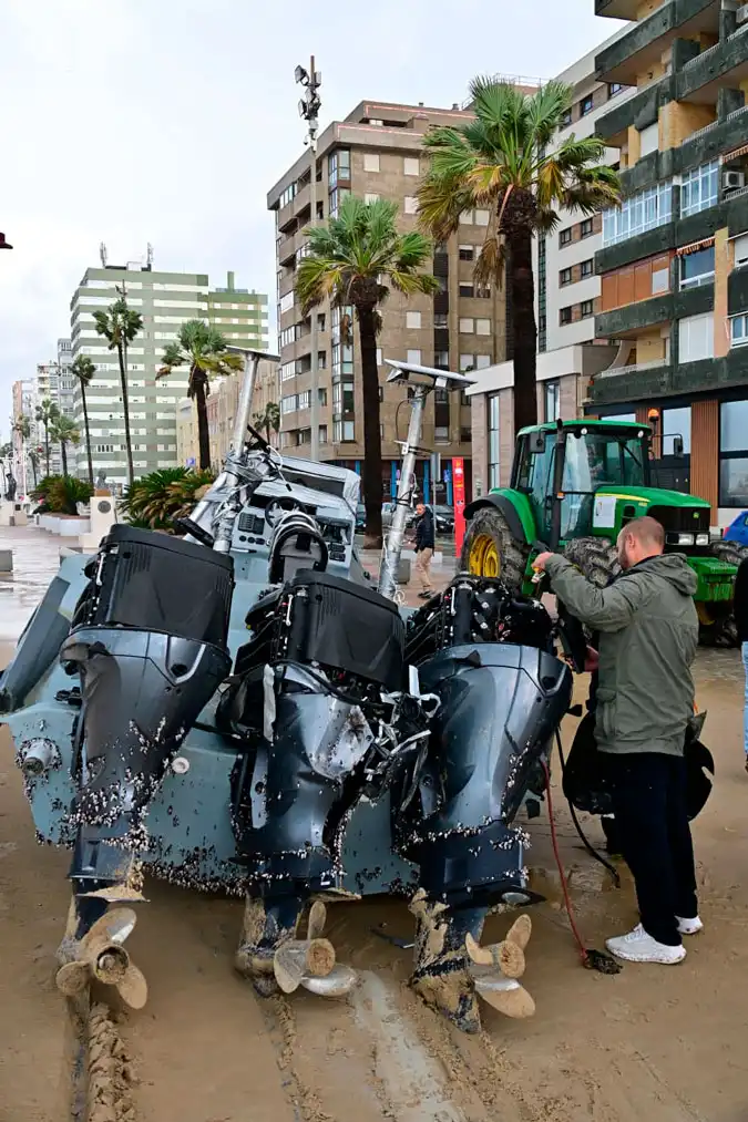 Momento de la retirada de la arena de la narcolancha. Foto: Eulogio García.