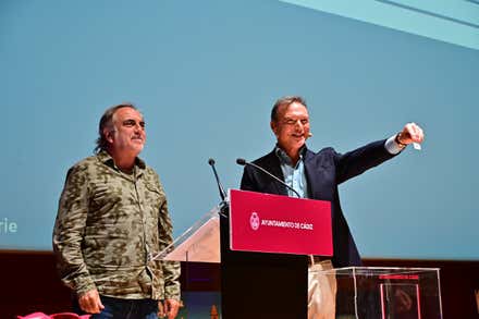 Selu García Cossío junto a Enrique Miranda en el sorteo del orden del COAC 2026.