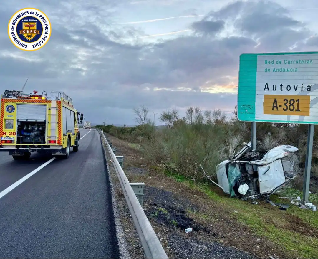 Así quedó el vehñiculo tras estrellarse contra la señal. Foto: CBPC.