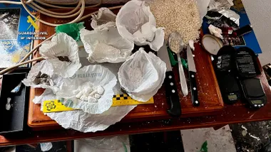 Parte de la droga y el material hincautado en esta operación. Foto: Guardia Civil.