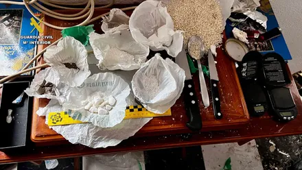 Parte de la droga y el material hincautado en esta operación. Foto: Guardia Civil.