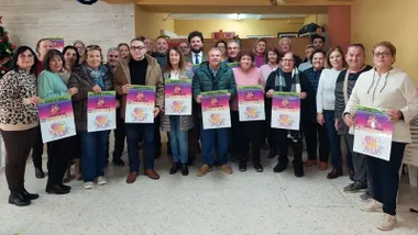 Francis Salado y los miembros de "Nueva Luz" sostienen el cartel del evento.