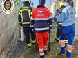 Los bomberos salvan a un joven herido en un incendio en Sanlúcar mientras otro fuego calcina un camión en Jerez