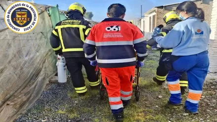 Bomberos y personal sanitario evacuan a la persona afectada.