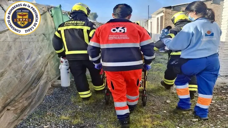 Bomberos y personal sanitario evacuan a la persona afectada.
