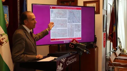 El alcalde José María Román señala sobre una pantalla partes del plan de aguas en Chiclana.