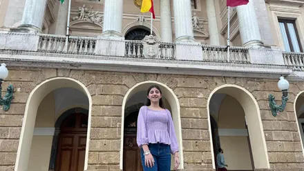 Ainhoa Morillo pregonera infantil del Carnaval 2026 ante el Ayuntamiento de Cádiz.