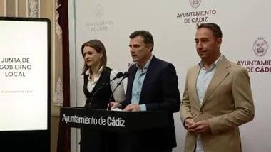 El alcalde, Bruno García, informa sobre los acuerdos de la Junta de Gobierno junto a la concejala de Fiestas, Beatriz Gandullo, uy el conceja de Urbanismo, José Manuel Cossi. Foto: Eulogio García.