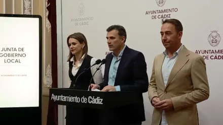 El alcalde, Bruno García, informa sobre los acuerdos de la Junta de Gobierno junto a la concejala de Fiestas, Beatriz Gandullo, uy el conceja de Urbanismo, José Manuel Cossi. Foto: Eulogio García.