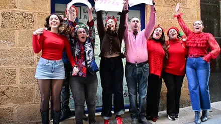 La plantilla de 'El Gato Negro' celebra los premios vendidos en este sorteo de la Lotería de Navidad 2025