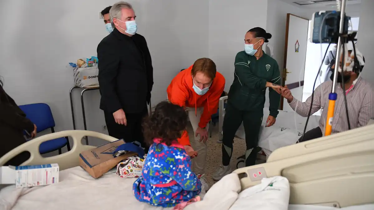 Jugadores y jugadoras del Cádiz CF junto a su presidente, Manuel Vizcaíno, visitan a una niña ingresada en el Puerta del Mar.