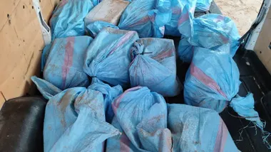 Numeros fardos con droga, parte del alijo de cocaína realizado por la la Guardia Civil en la Playa de Trafalgar. Foto: Guardia Civil.