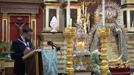 Momento del pregón de Manuel Jesús García Almarcha ante la Virgen.