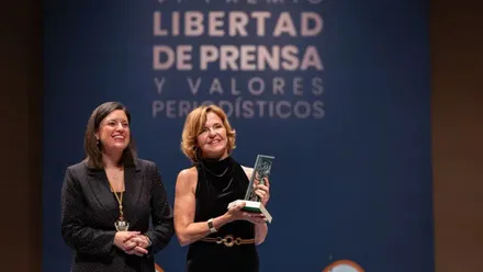 Almudena Ariza con el premio en las manos, tras ella la alcaldesa Patricia Cavada.