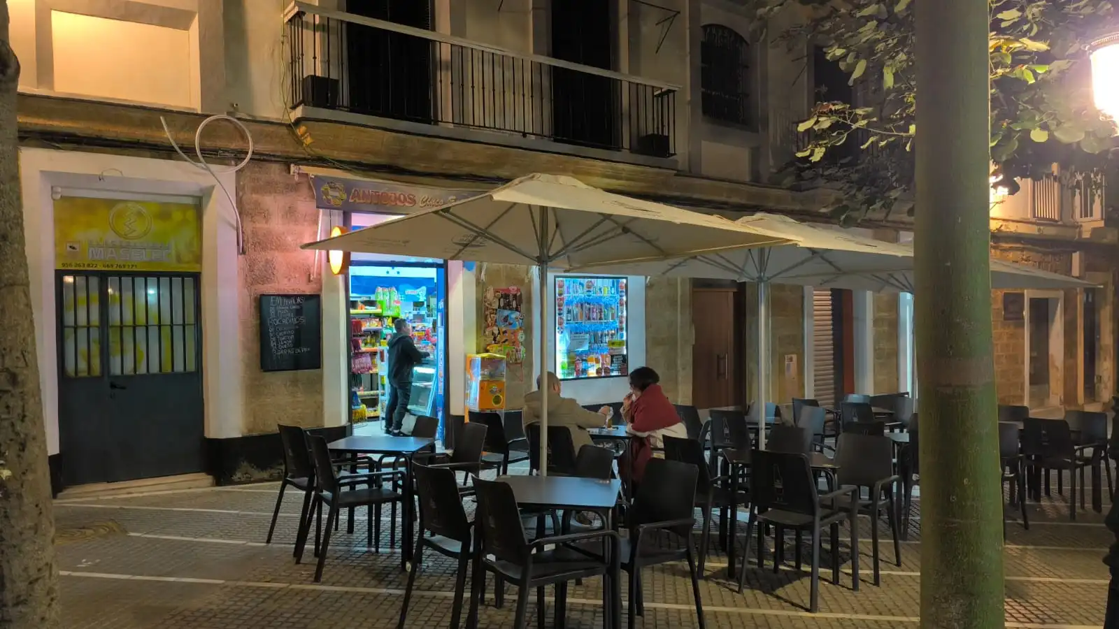 Nuevos negocios en la antigua antigua Administración de Lotería de la Plaza Jesús Nazareno de Cádiz. Foto: José Luis Porquicho Prada.