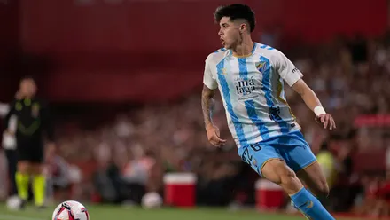 Antoñito Cordero levanta la cabeza en una acción con el Málaga CF la pasada campaña. Fot: Málaga CF.