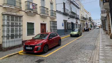 Calle de Rota con coches aparcados en zonas habilitadas.