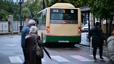 Autobús urbano detenido en una parada de Cádiz. La escena muestra el funcionamiento cotidiano del transporte público en la ciudad.