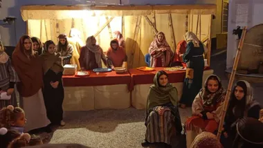 Personas caracterizadas en el Belén viviente de Rota.