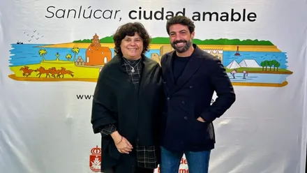 Carmen Álvarez y "El Biscocho" posando.