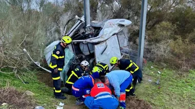 Bomberos y sanitarios atienden a los accidentados. Foto: CBPC.