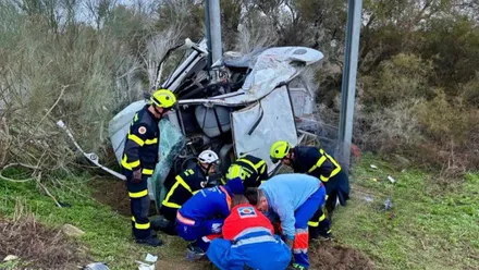 Bomberos y sanitarios atienden a los accidentados. Foto: CBPC.