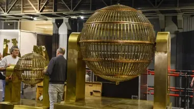 Los bombos que se usarán en el sorteo de la Loterñia de Navidad. Foto: EFE.