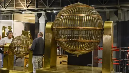 Los bombos que se usarán en el sorteo de la Loterñia de Navidad. Foto: EFE.