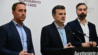 El alcalde de Cádiz, Bruno García, junto al concejal de Urbanismo José Manel Cossi (izquierda) y el del Deportes, Carlos Lucero (derecha), en una rueda de prensa.