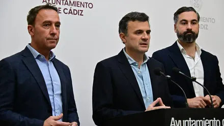 El alcalde de Cádiz, Bruno García, junto al concejal de Urbanismo José Manel Cossi (izquierda) y el del Deportes, Carlos Lucero (derecha), en una rueda de prensa.