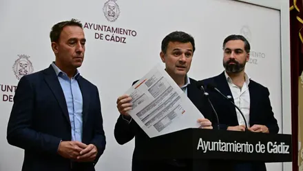 Bruno García mostrando documentos en una rueda de prensa junto al concejal de Urbanismo, José Manuel Cossi, y el de Deportes, Carlos Lucero.