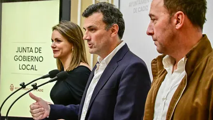 El alcalde hace el gesto de contar en la rueda de prensa de la Junta de Gobierno Local que ha dado junto a la concejala de Festas, Beatriz Gandullo, y el edil de Urbanismo, José Manuel Cossi, en la rueda de prensa de la Junta de Gobierno Local.